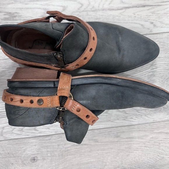 Free People - Picture 3 of 9